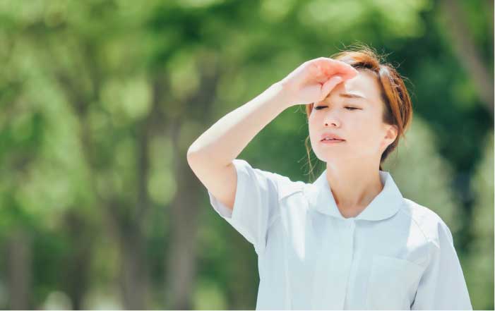 夏の不調に悩む女性