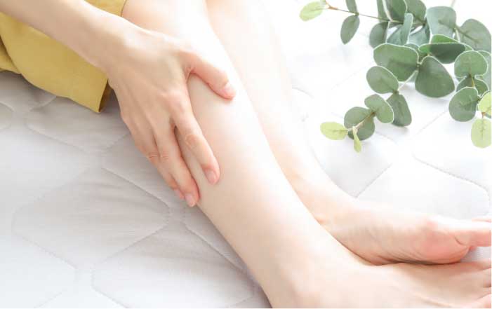 むくみが気になるふくらはぎを触る女性
