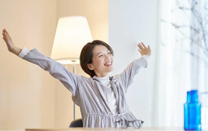 身体を伸ばして深呼吸をする女性