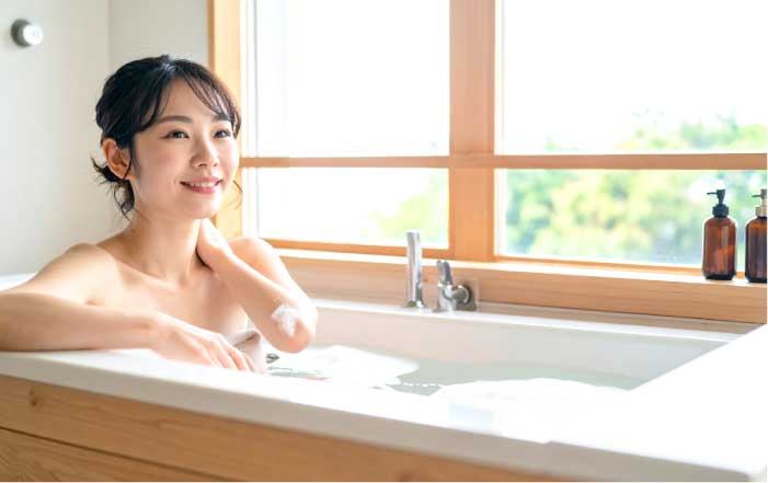 半身浴で身体を温める女性