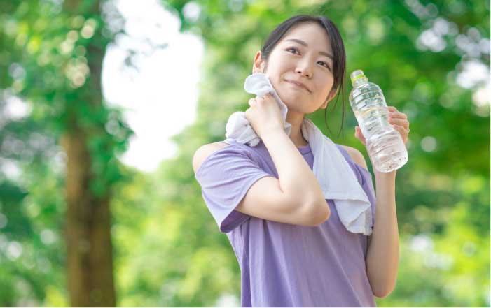 運動後に水分補給をする女性