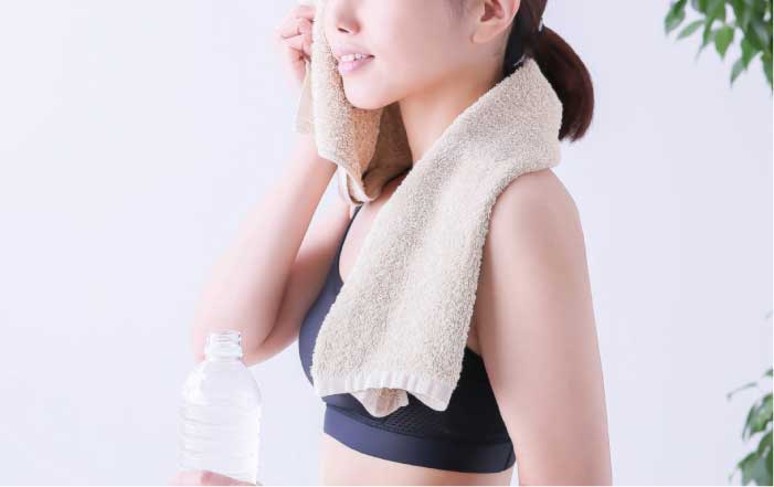 運動後に水分補給をする女性